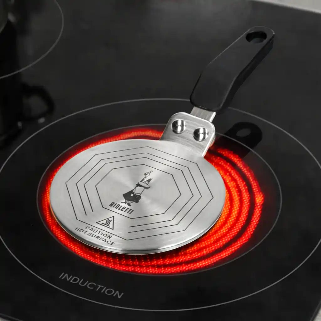 Adapter indukcyjny Bialetti 13 cm ze stali nierdzewnej nagrzewający się na płycie indukcyjnej, płyta pośrednia do kawiarek i czajników, zdjęcie użytkowe