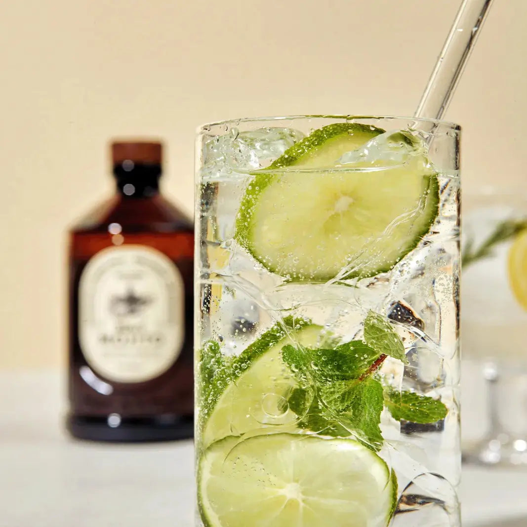 Zbliżenie na orzeźwiające mojito z limonką, miętą i lodem, przygotowane z syropem Bacanha Brut Mojito – detal drinka.