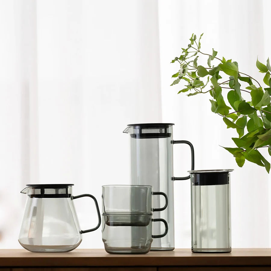 Kolekcja Hario Colors – szklane serwery, kubki i dzbanki do kawy i herbaty w szarej wersji, minimalistyczne zdjęcie lifestyle