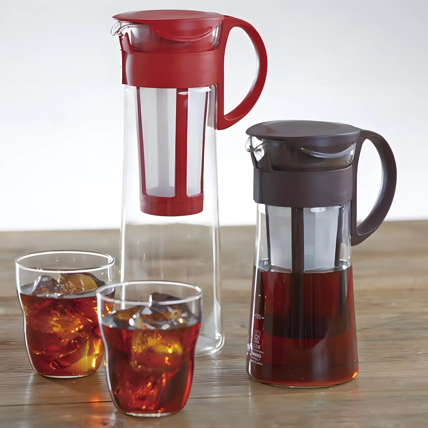 Dzbanki Hario Mizudashi Cold Brew 1L czerwony i brązowy – kawa na zimno z lodem, gotowy napar w szklankach