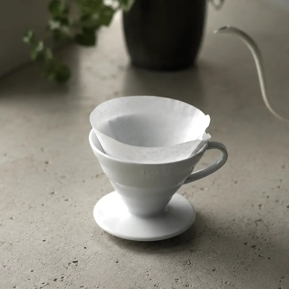 Ceramiczny dripper Hario V60 02 z papierowym filtrem do parzenia kawy metodą przelewową