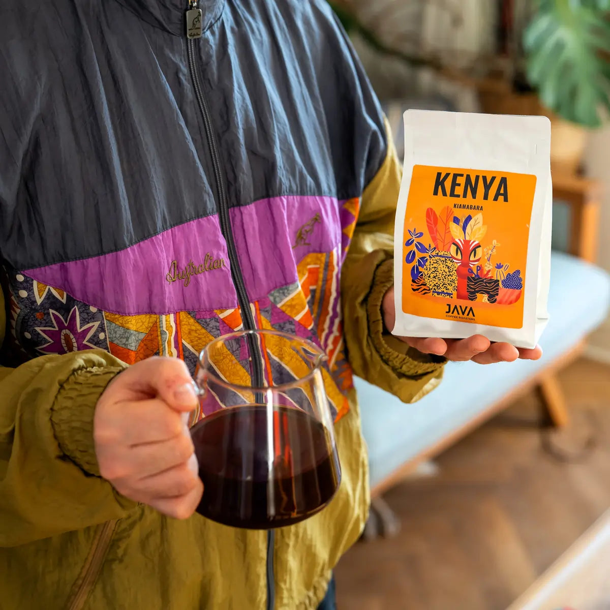 JAVA Coffee Kenya Kiamabara – kawa specialty 100% Arabica z Kenii, opakowanie kawy i świeżo zaparzona kawa w karafce w ujęciu lifestyle