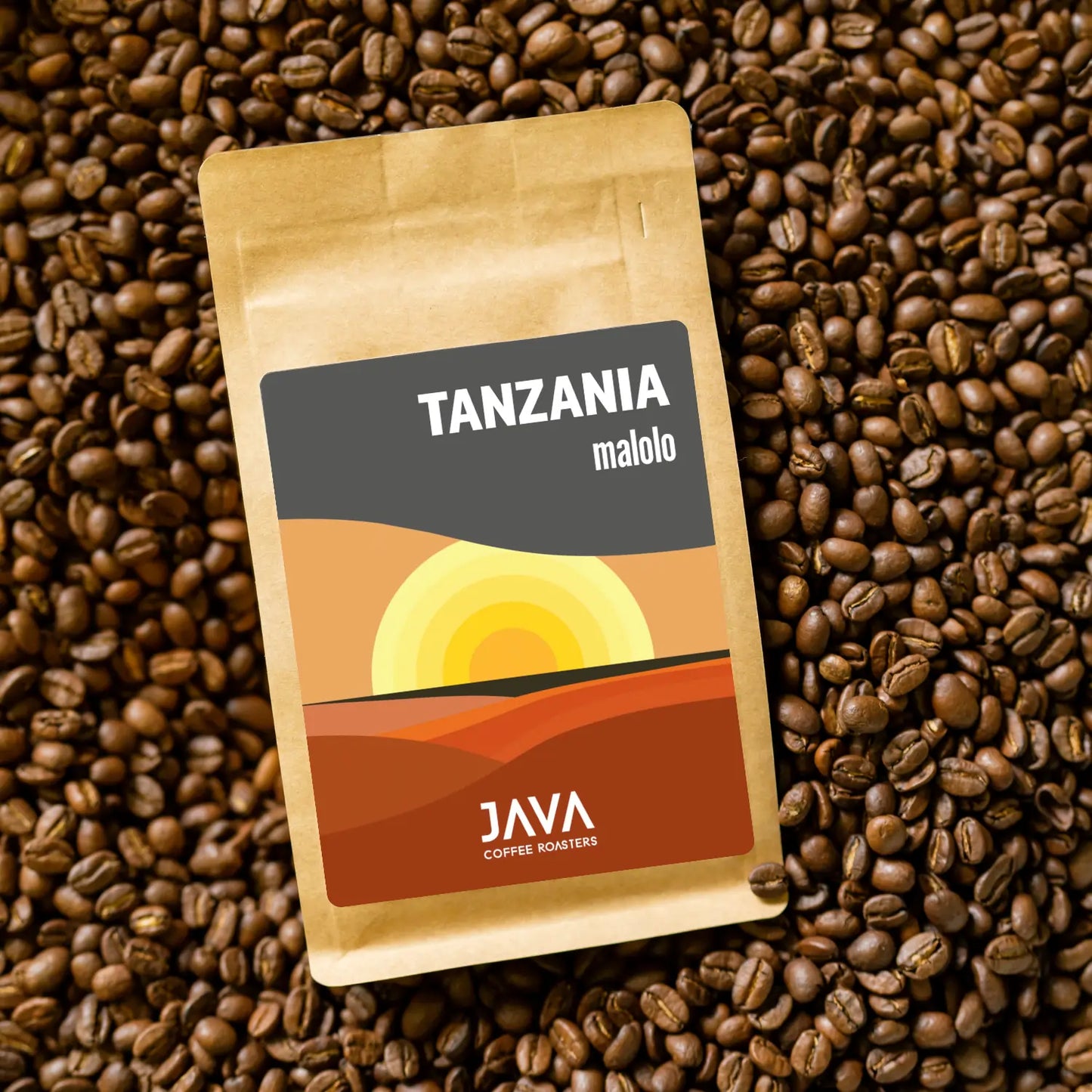Opakowanie kawy ziarnistej Tanzania Malolo od JAVA Coffee Roasters na tle palonych ziaren kawy