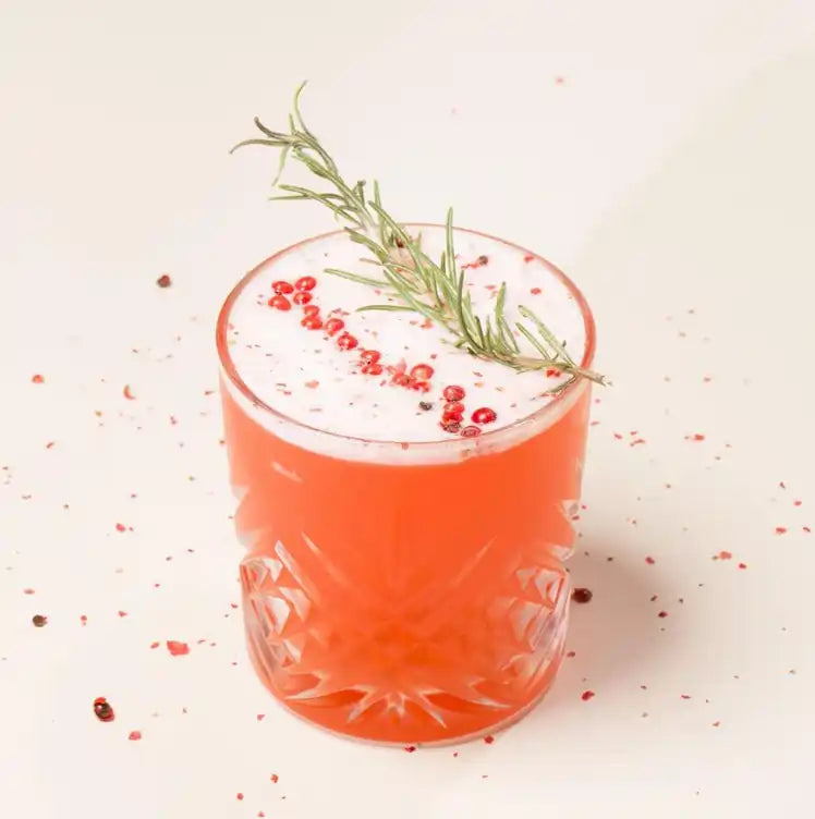 Koktajl z syropem Bacanha Sucre de Canne – różowy drink z rozmarynem i czerwonym pieprzem