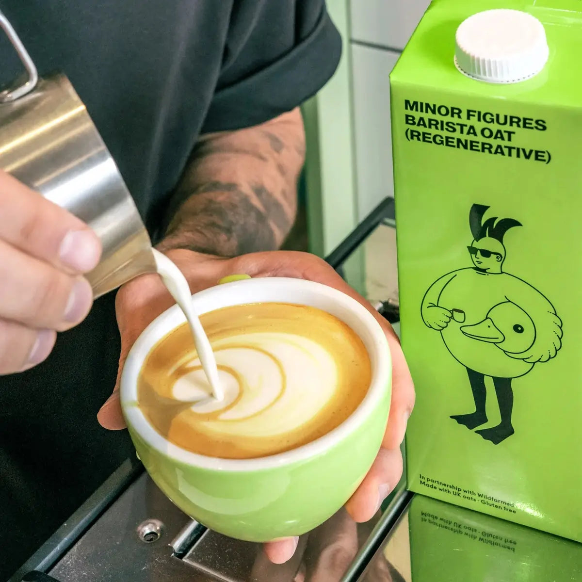 Minor Figures Barista Oat Regenerative napój owsiany – przygotowanie latte art z mlekiem roślinnym do kawy