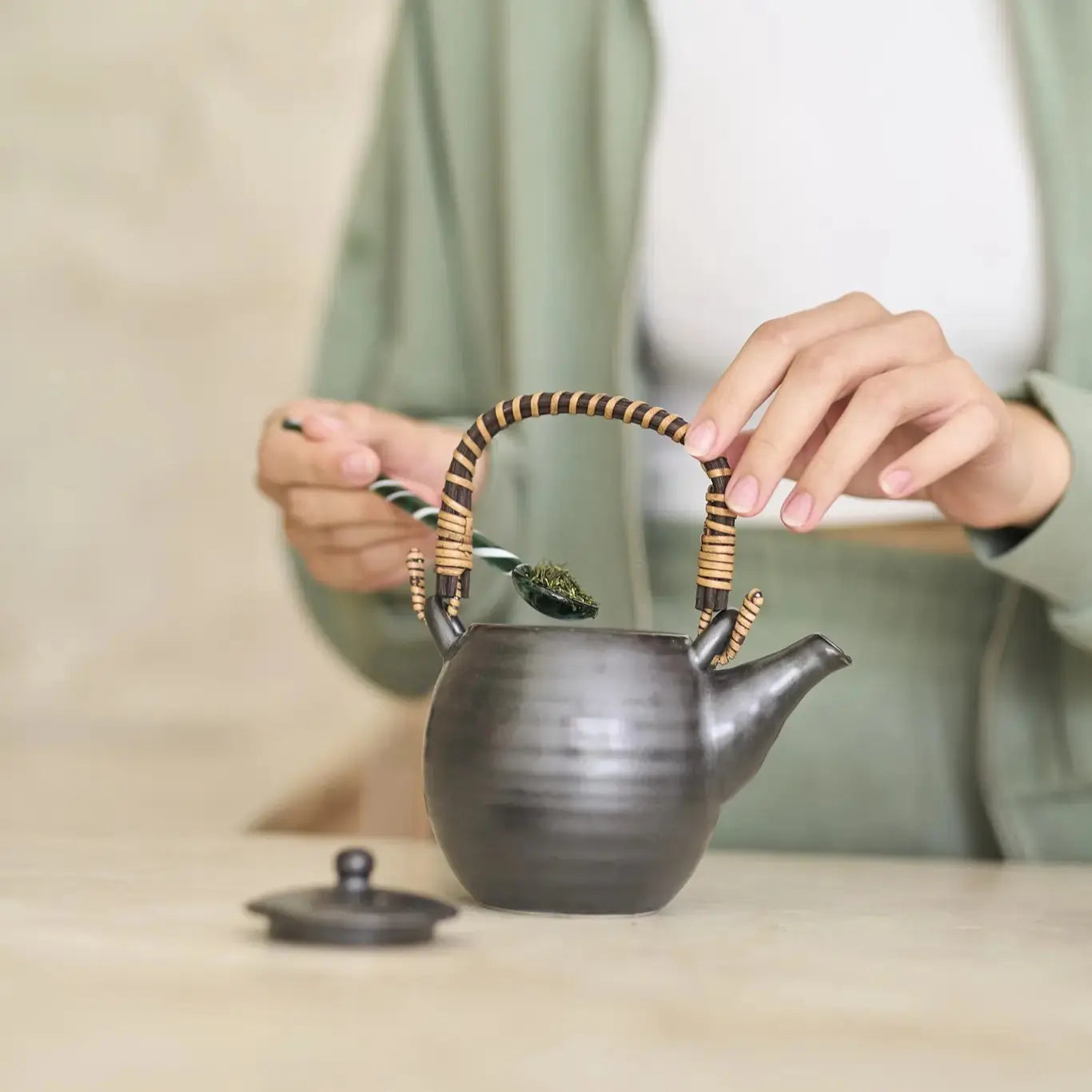 Japońska herbata liściasta Moya Sencha wsypywana do czajnika z ciemnej ceramiki – naturalna, organiczna sencha do parzenia na ciepło.
Japońska herbata liściasta Moya Sencha wsypywana do czajnika z ciemnej ceramiki – naturalna, organiczna sencha do parzenia na ciepło.