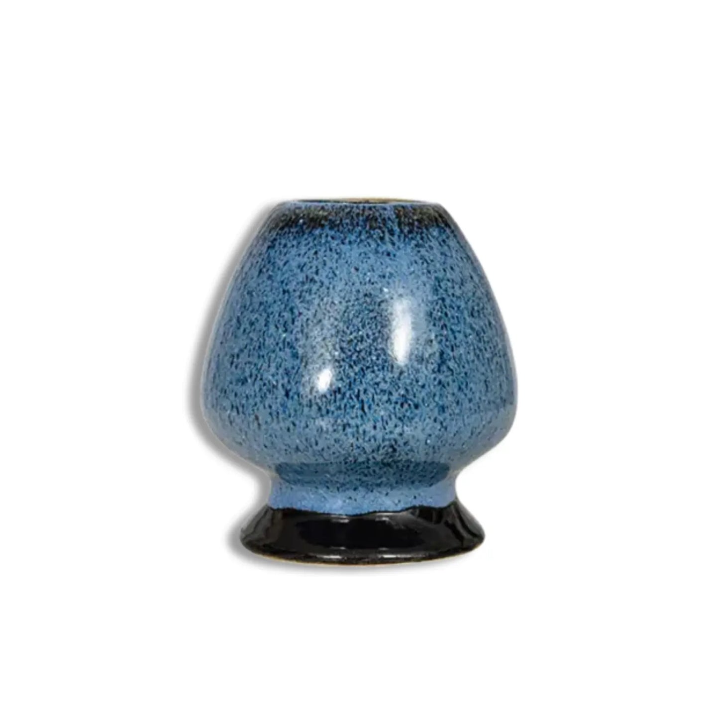 Ceramiczna podstawka do trzepaczki do matchy (chasen holder) w niebieskim kolorze, służąca do suszenia i zachowania kształtu bambusowej trzepaczki.