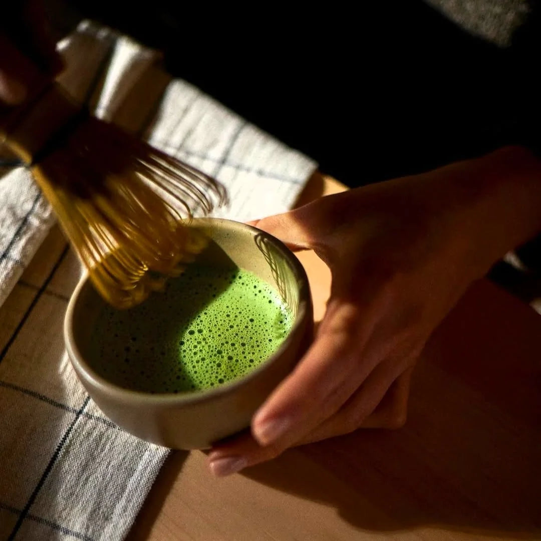 ubijanie matchy bambusową miotełką chasen w misce przygotowanie zielonej herbaty matcha rytuał slow living premium