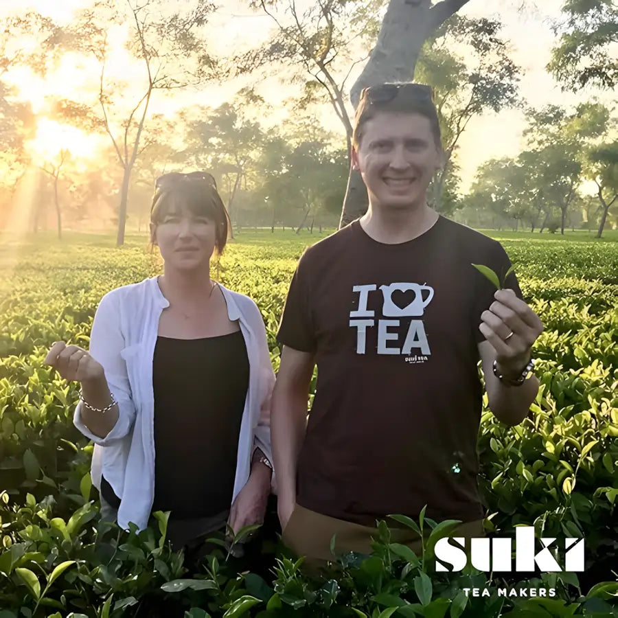 Założyciele SUKI Tea na plantacji herbaty – ręczne zbieranie liści herbacianych o wschodzie słońca, zrównoważone źródła i Fairtrade