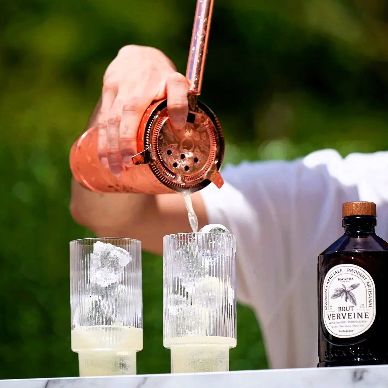 Przygotowanie drinka z syropem Bacanha Brut Verveine – organiczny syrop werbena do koktajli i drinków