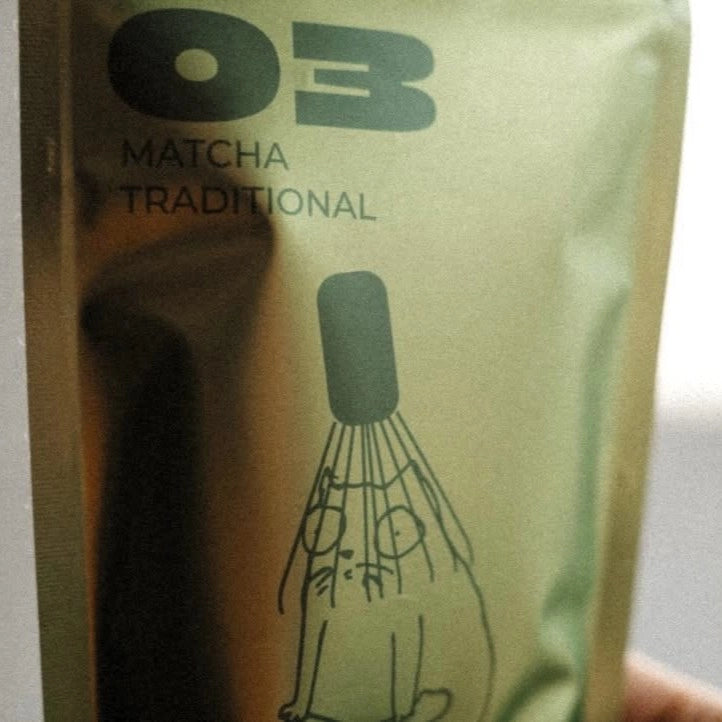 Detal opakowania matchy Yōkiro Traditional – zielone foliowe opakowanie z ilustracją kota i oznaczeniem Matcha Traditional