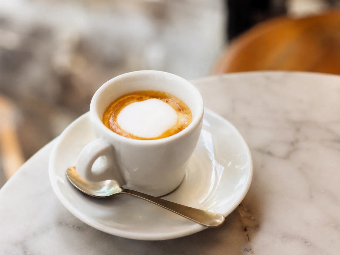 Espresso macchiato — czym jest i jak smakuje jedna z najbardziej klasycznych kaw mlecznych?