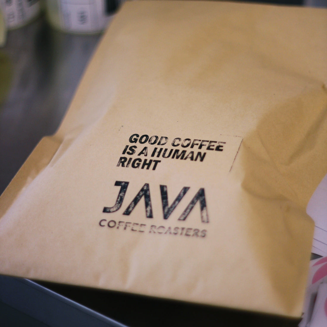 Opakowanie kawy JAVA Coffee Roasters z hasłem Good Coffee is Human Right