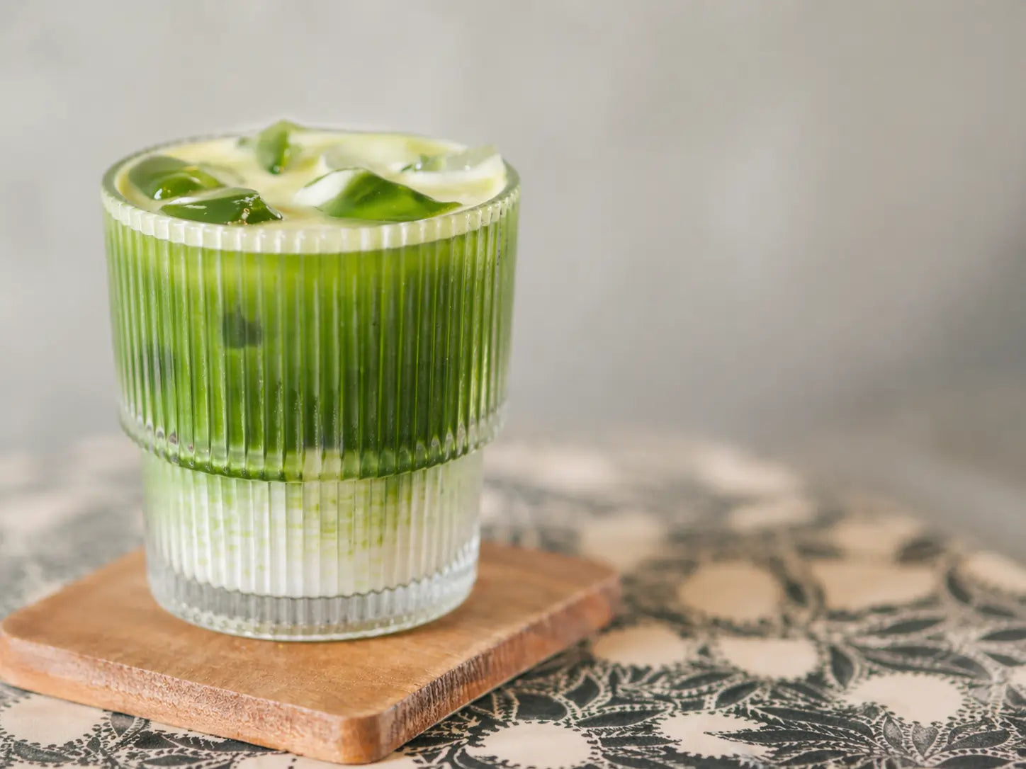 Matcha – co to jest i dlaczego warto ją pić? Przewodnik po japońskiej herbacie