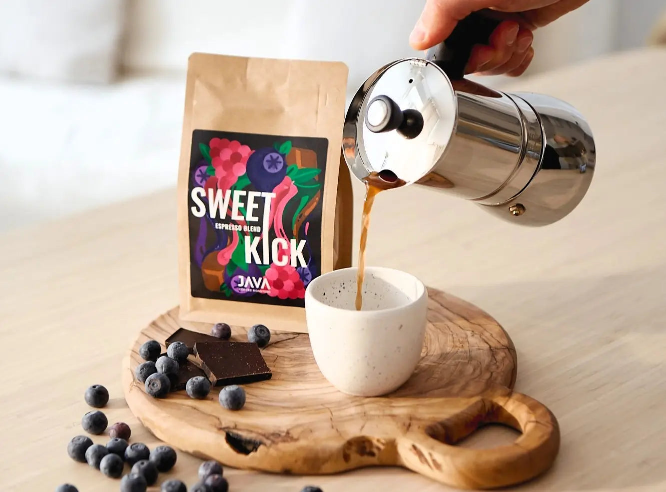 Kawa Java Coffee Sweet Kick Espresso Blend – zaparzona w kawiarce moka, serwowana z kostką czekolady i świeżymi borówkami