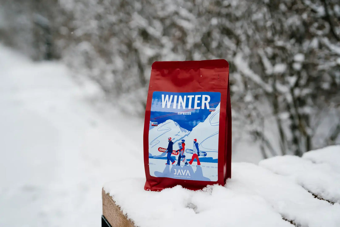 Opakowanie Winter Espresso Guatemala San Pedro La Laguna na tle zaśnieżonego lasu