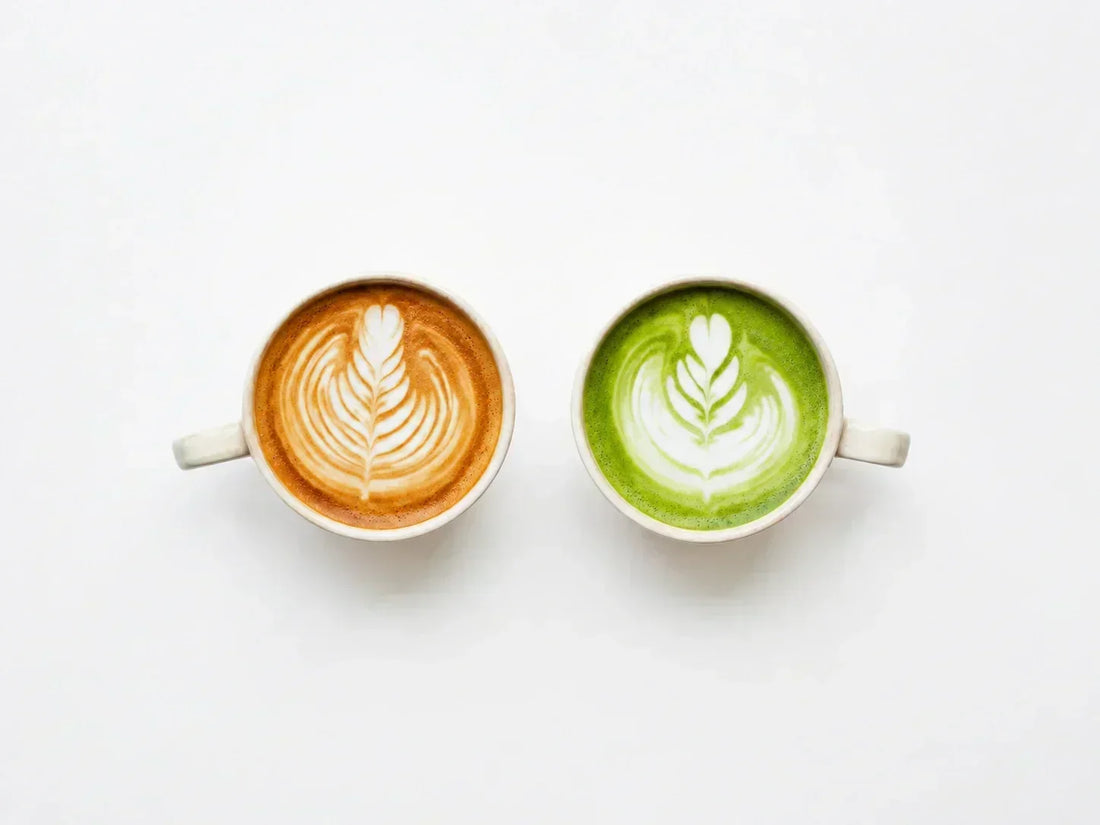 Filiżanki kawy latte i matcha latte z latte art, zestawione obok siebie do porównania