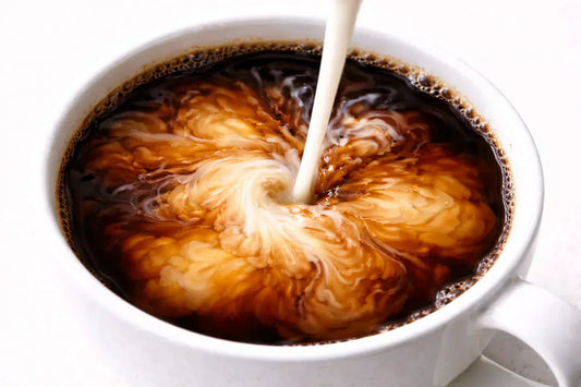 Czy kawa z mlekiem jest zdrowa? Fakty, badania i wpływ mleka na kawę