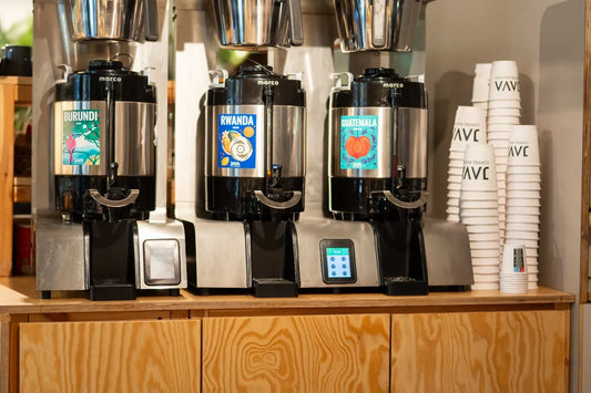 Trzy termosy do parzenia kawy metodą Batch Brew – Burundi, Rwanda i Guatemala – przygotowane do serwowania.