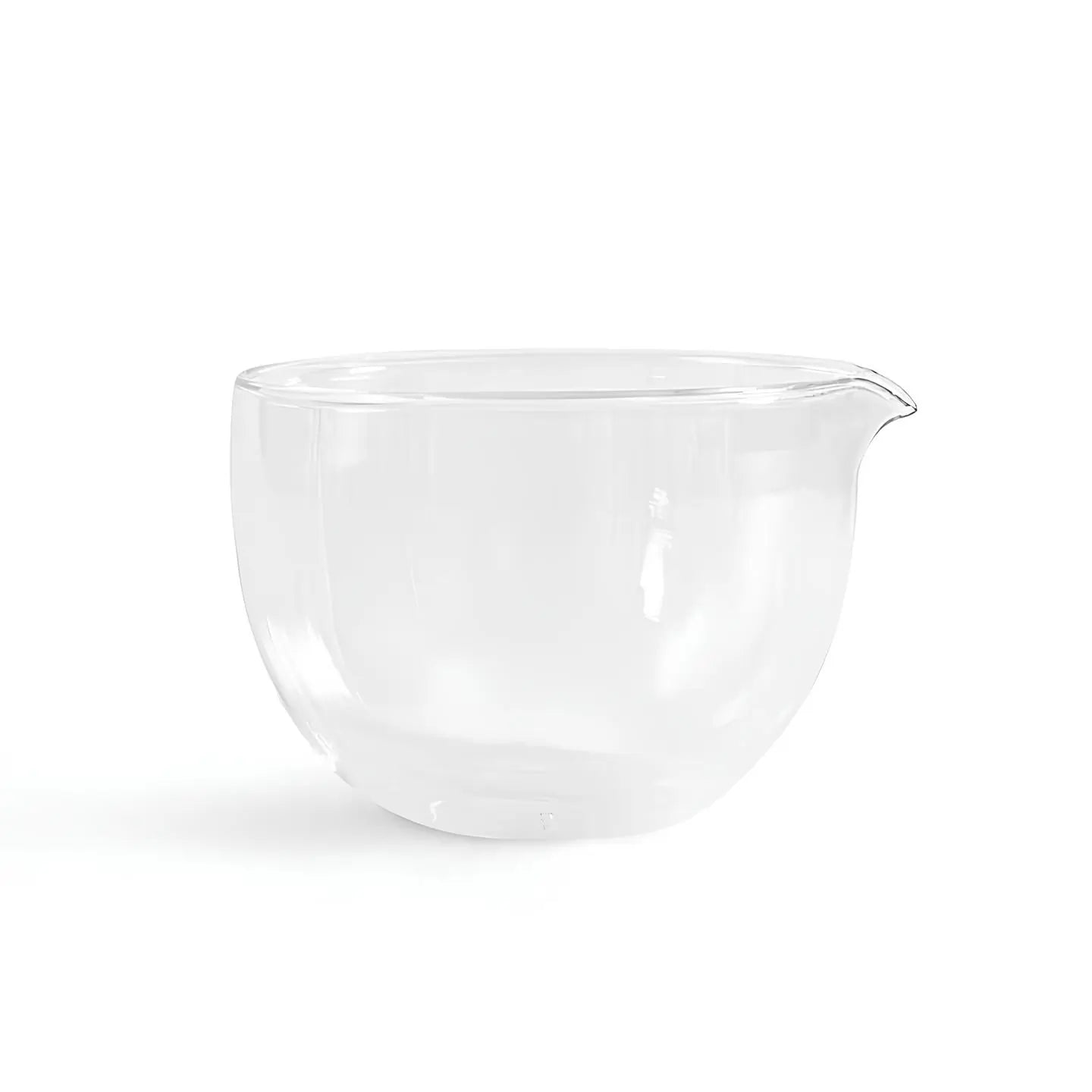 Szklana czarka do matchy z dzióbkiem – minimalistyczne, przezroczyste naczynie wykonane z borokrzemowego szkła, idealne do przygotowywania i serwowania herbaty matcha.