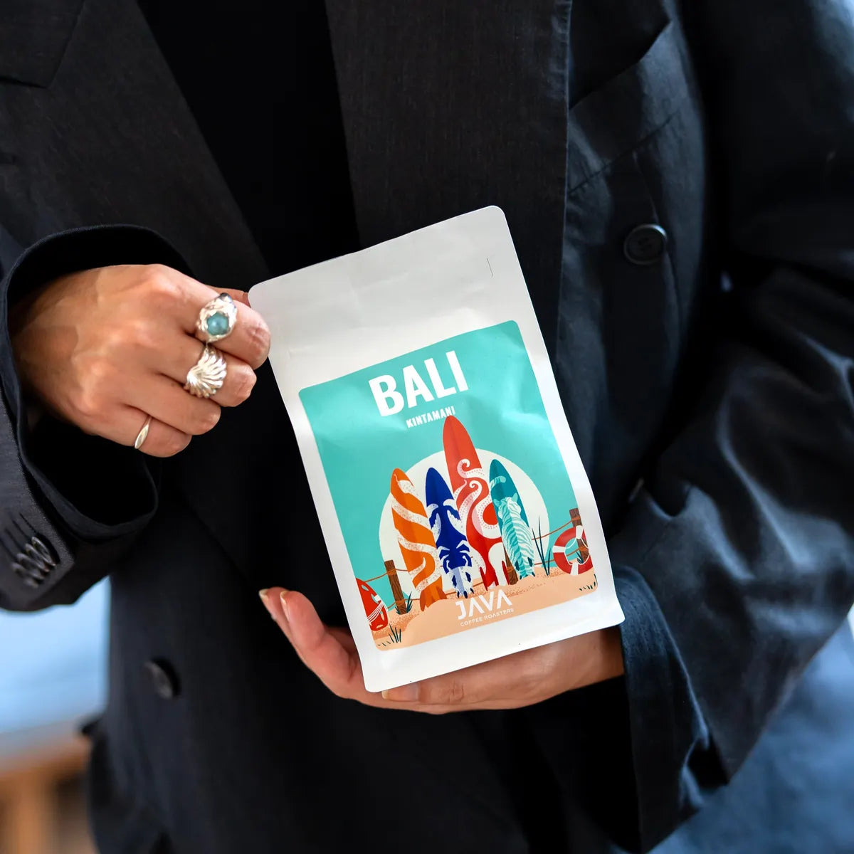 Opakowanie kawy specialty Bali Kintamani 250 g od JAVA Coffee trzymane w dłoniach – świeżo palona kawa z palarni w Warszawie