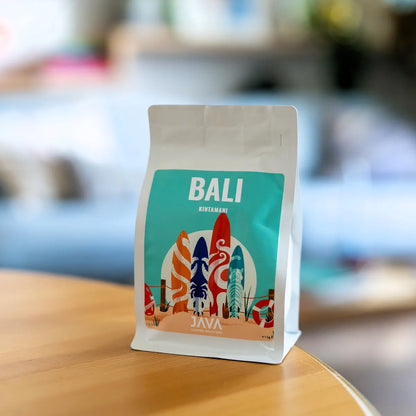 Kawa specialty Bali Kintamani od JAVA Coffee na drewnianym stole w nowoczesnym wnętrzu w Warszawie