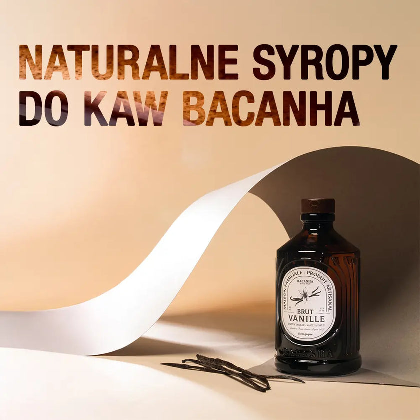 Baner promujący naturalne syropy do kaw Bacanha. Po prawej stronie butelka syropu Brut Vanille w stylowej, bursztynowej butelce z elegancką etykietą. 