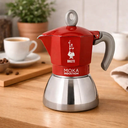 Czerwona kawiarka Bialetti Moka Induction na blacie kuchennym, lifestyle zdjęcie produktu
