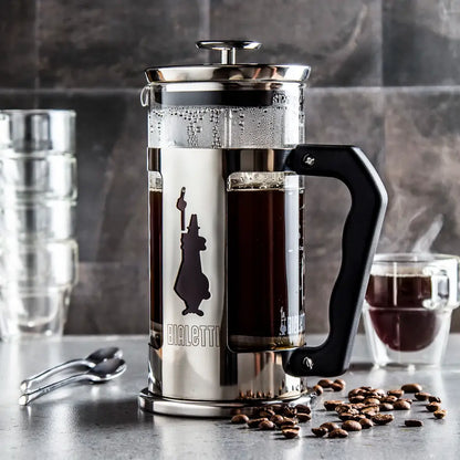 French press Bialetti Preziosa 1 l z zaparzoną kawą, szklany zaparzacz tłokowy ze stali nierdzewnej w kuchennym wnętrzu, zdjęcie lifestyle