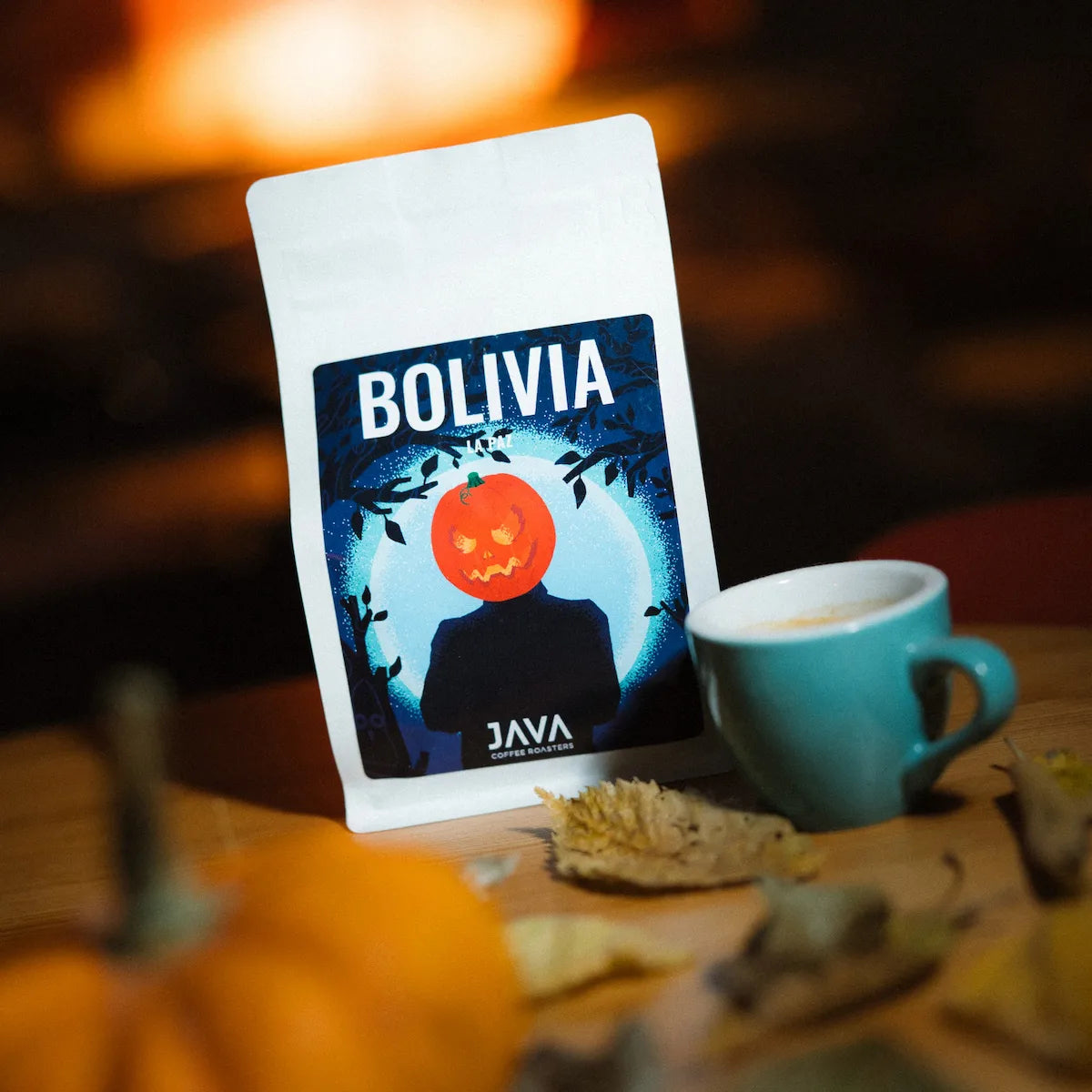 Bolivia La Paz – kawa specialty JAVA Coffee Roasters obok filiżanki espresso w jesiennej aranżacji.