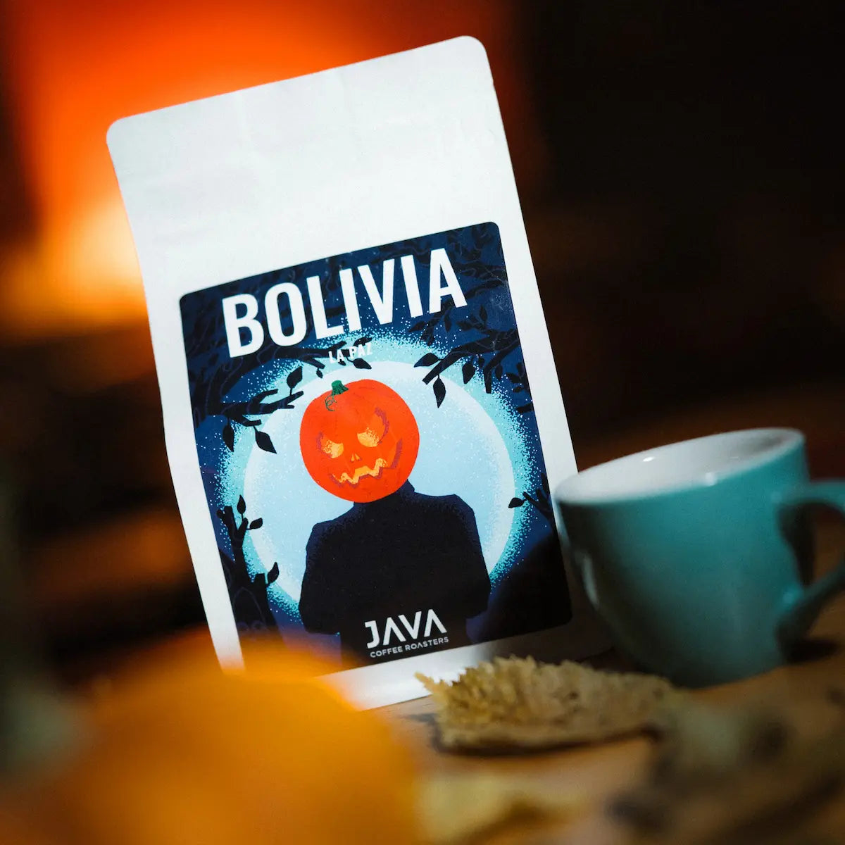 Bolivia La Paz – kawa specialty JAVA Coffee Roasters z filiżanką espresso w jesiennej aranżacji.