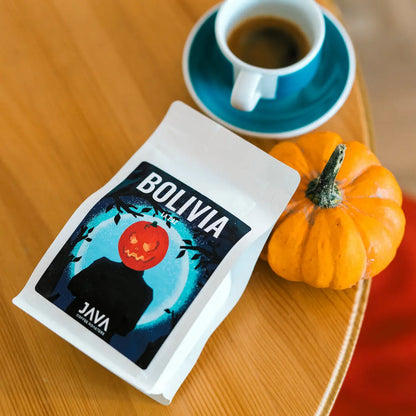 Kawa specialty Bolivia La Paz od JAVA Coffee Roasters – opakowanie kawy z Boliwii, filiżanka naparu i dynia w jesiennej aranżacji.
