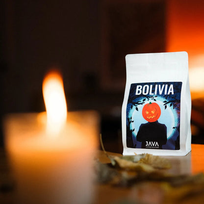 Bolivia La Paz – kawa specialty JAVA Coffee Roasters w jesiennej aranżacji ze świecami.