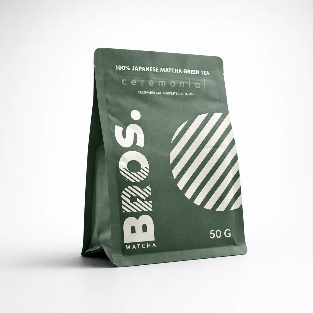 BROS Ceremonial Matcha 50 g – ceremonialna japońska matcha w proszku, premium green tea w opakowaniu stojącym (packshot 3/4)