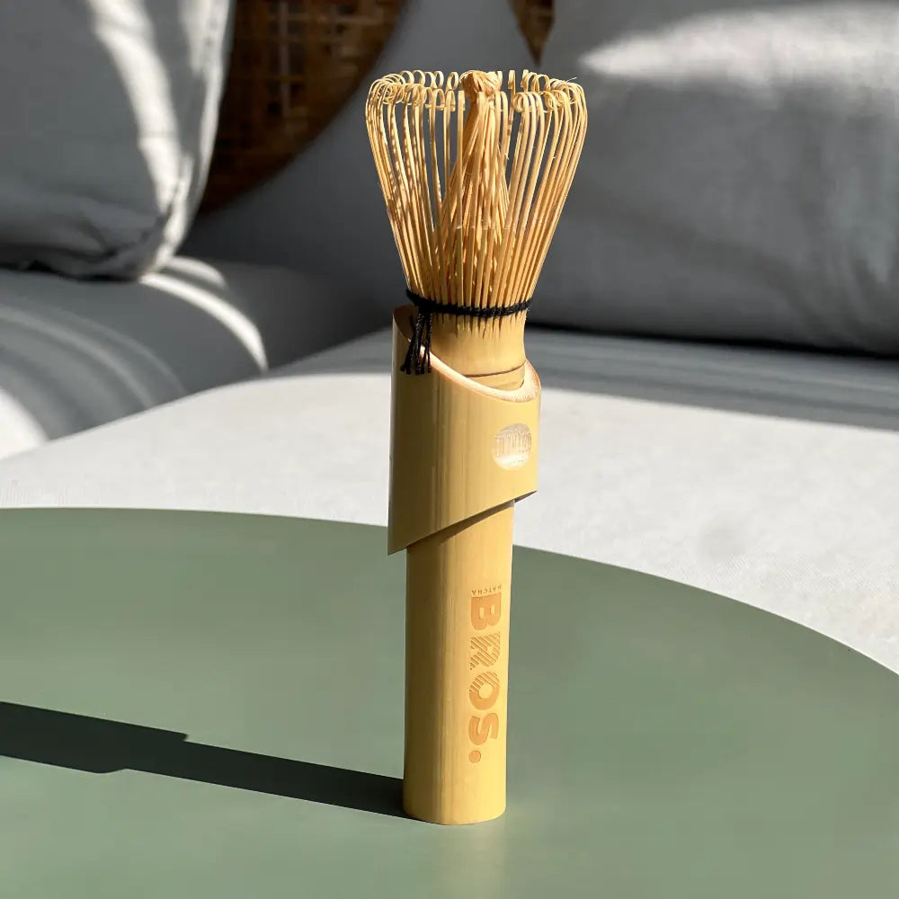 BROS Chasen – bambusowa miotełka do matchy ze stojakiem, akcesorium do przygotowania japońskiej herbaty matcha, zdjęcie lifestyle
