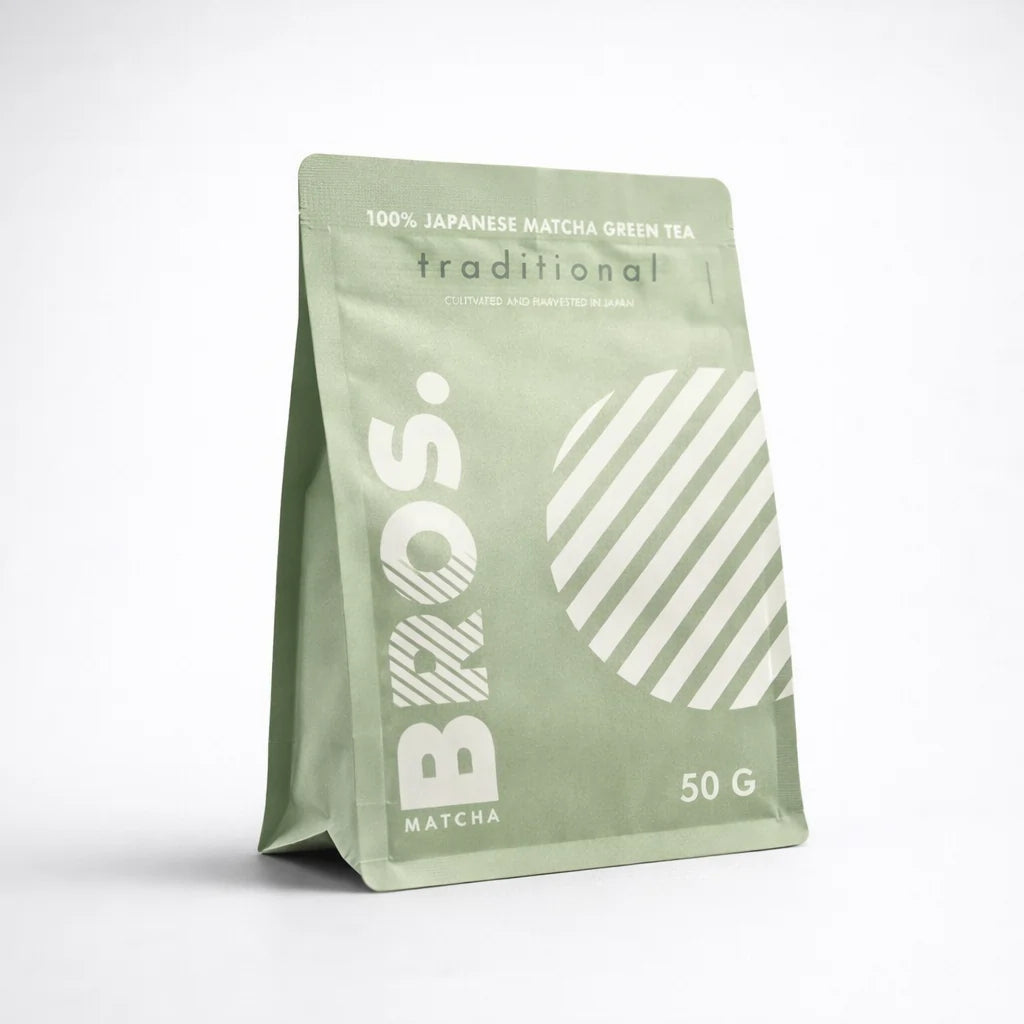 BROS Traditional Matcha 50 g – japońska matcha w proszku, zielona herbata matcha premium w opakowaniu stojącym (packshot 3/4)