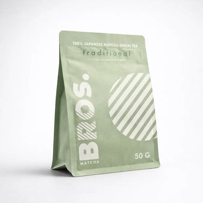 BROS Traditional Matcha 50 g – japońska matcha w proszku, zielona herbata matcha premium w opakowaniu stojącym (packshot 3/4)