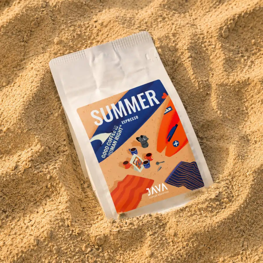 Burundi Ninga Summer Espresso JAVA Coffee Roasters na piasku plaży – letnia kawa specialty espresso w wakacyjnej aranżacji