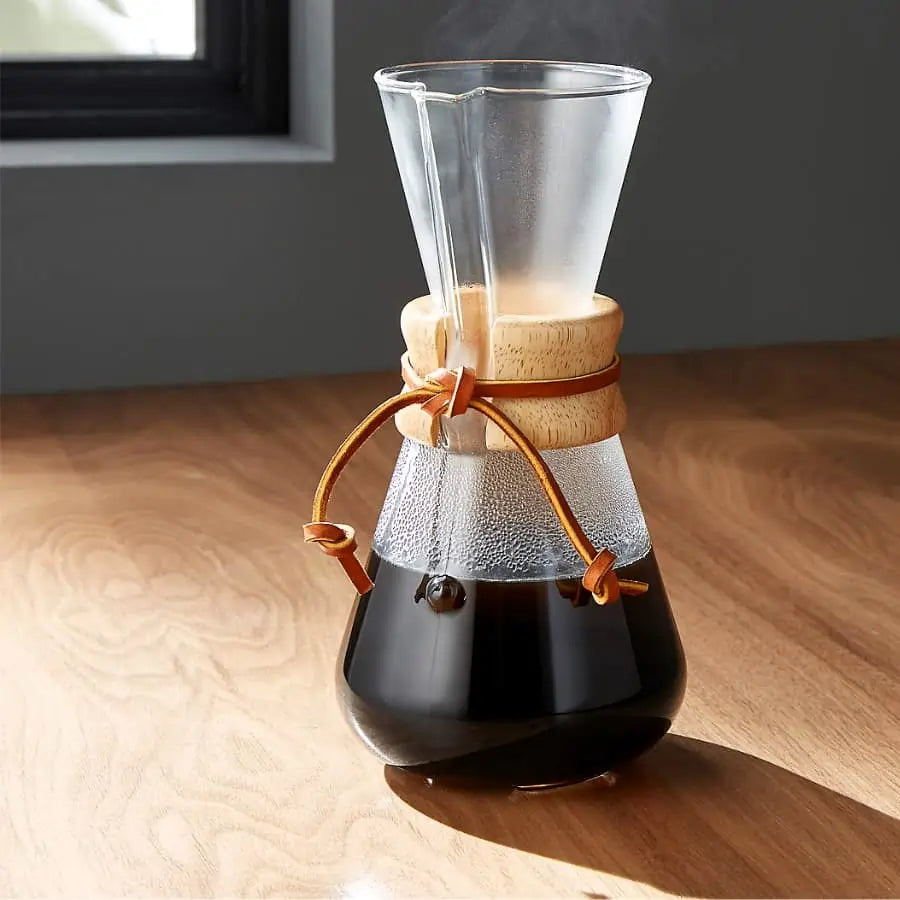 Chemex zaparzacz do kawy 3 filiżanki z zaparzoną kawą na drewnianym stole