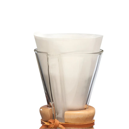 Białe niezłożone filtry papierowe w zaparzaczu Chemex 3 filiżanki