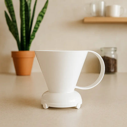 Biały Clever Dripper rozmiar L na kuchennym blacie w otoczeniu roślin i akcesoriów do kawy