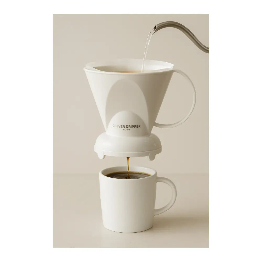 Biały Clever Dripper L ustawiony na kubku – parzenie kawy z użyciem filtrów papierowych