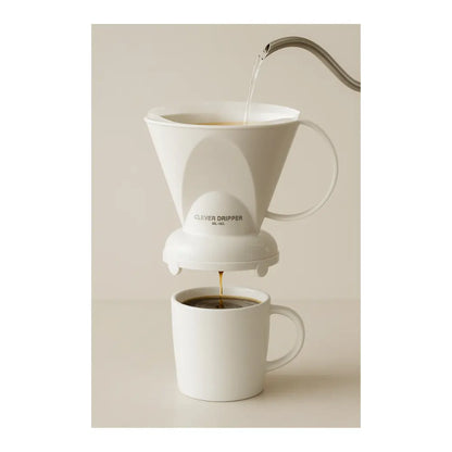 Biały Clever Dripper L ustawiony na kubku – parzenie kawy z użyciem filtrów papierowych