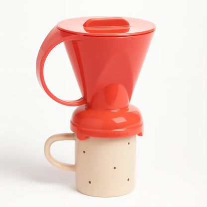 Coral Red Clever Dripper na kubku ceramicznym – minimalistyczne zdjęcie produktowe na białym tle, idealne do sklepu internetowego.