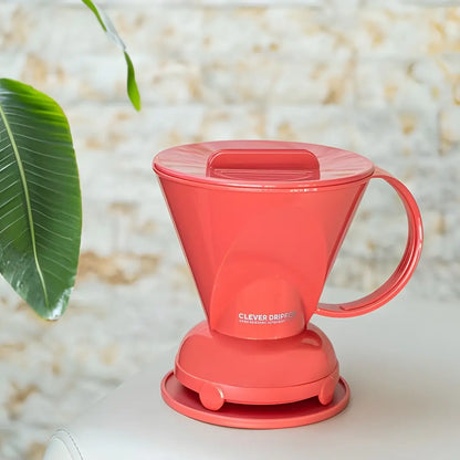 Clever Dripper koralowy L 500 ml – zaparzacz do kawy immersion w aranżacji z rośliną