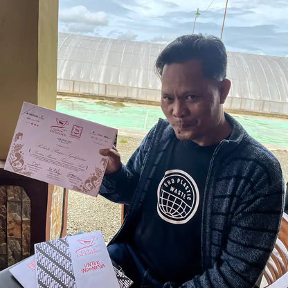 Producent kawy z certyfikatem Cup of Excellence Indonesia – prezentacja nagrody i materiałów konkursowych w miejscu produkcji