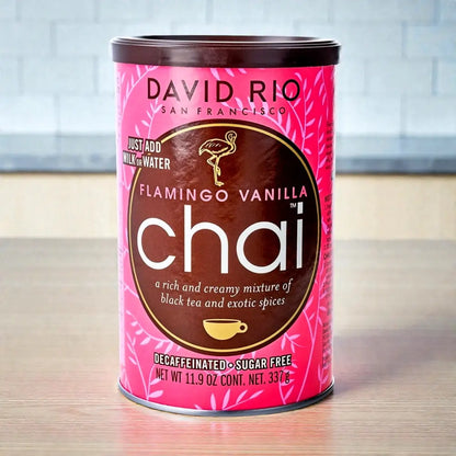 David Rio Flamingo Vanilla Chai 337 g – bezkofeinowa i bezcukrowa herbata chai ustawiona na stole w ujęciu lifestyle