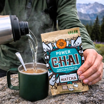Power Chai Matcha David Rio – wegańska saszetka chai z matchą przygotowywana na świeżym powietrzu, zalewanie gorącą wodą w kubku outdoorowym