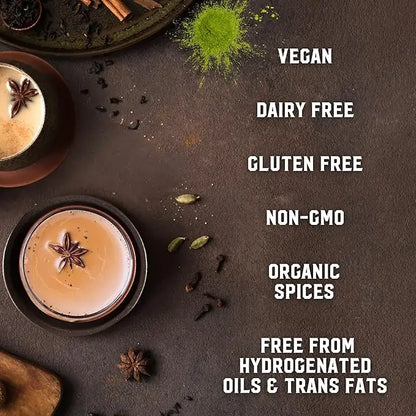 David Rio Power Chai Matcha – grafika lifestyle przedstawiająca chai latte i listę właściwości: vegan, dairy free, gluten free, non-GMO, organic spices, bez tłuszczów trans