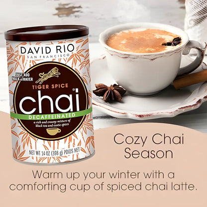 David Rio Tiger Spice Chai Decaffeinated – zimowa grafika z kubkiem chai latte i hasłem Cozy Chai Season